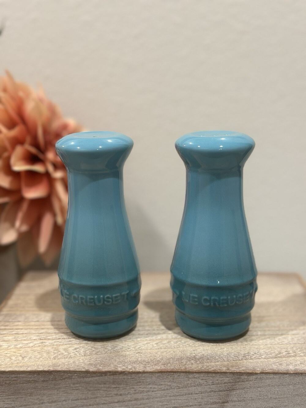 LE CREUSET Salt Pepper Shakers Set Stoneware 4 Oz Tall Caribbean Blue Turquoise